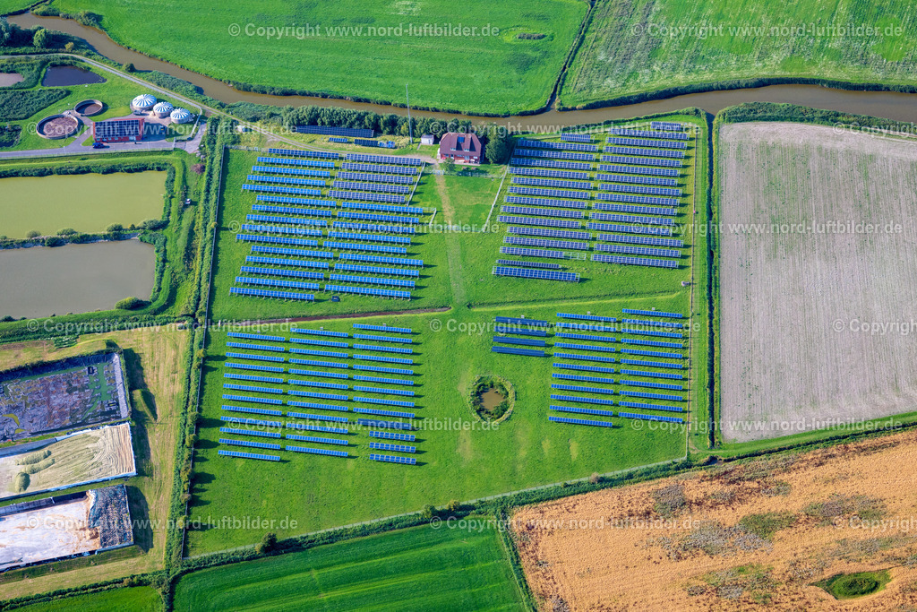 Pellworm_Solaranlage_ELS_0499130825 | PELLWORM 13.08.2025 Solarkraftwerk und Photovoltaik- Anlagen auf einem Feld in Pellworm Nordfriesland im Bundesland Schleswig-Holstein, Deutschland. // Solar power plant and photovoltaic systems on a field in Pellworm North Friesland in the state Schleswig-Holstein, Germany. Foto: Martin Elsen
