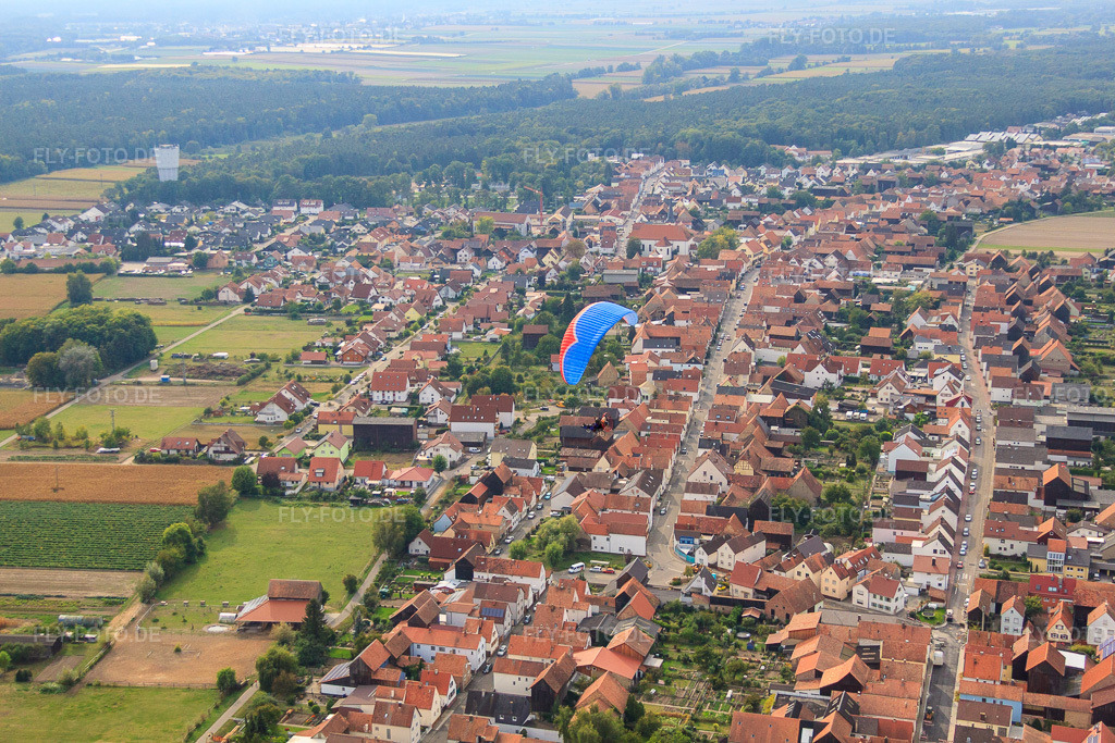 Luftbild: Paragleiter über der Luitpoldstr in Hatzenbühl im Bundesland Rheinland-Pfalz in Deutschland. Foto: IMG_53240.jpg vom 23.09.2012 durch Werner Riehm/FLY-FOTO.de