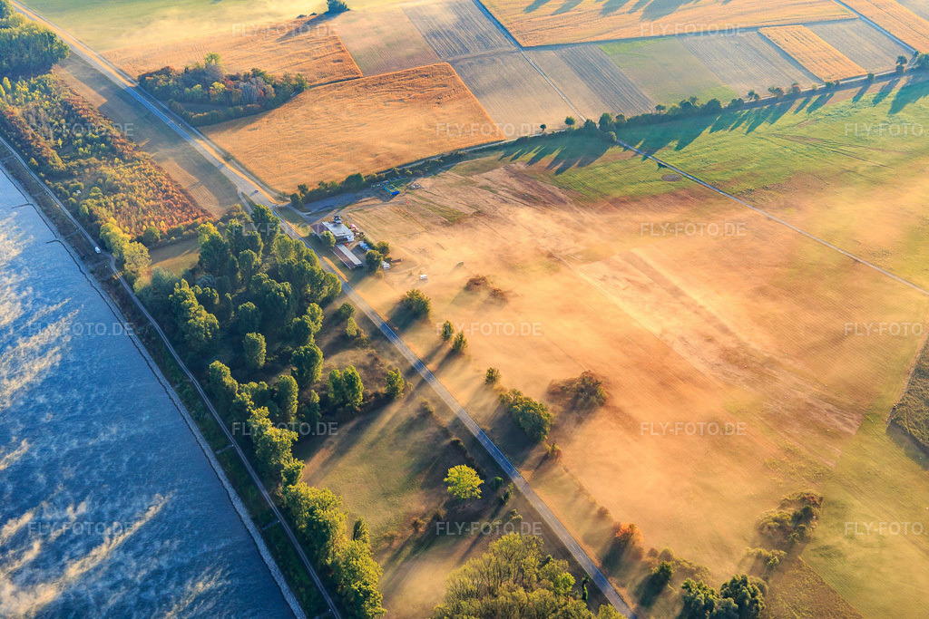 Luftbild: Flugplatz Herrenteich am Rheinufer mit Morgennebel in Hockenheim im Bundesland Baden-Württemberg in Deutschland. Foto: IMG_110877.jpg vom 08.09.2018 durch Werner Riehm/FLY-FOTO.deWWW.EDEH.DE