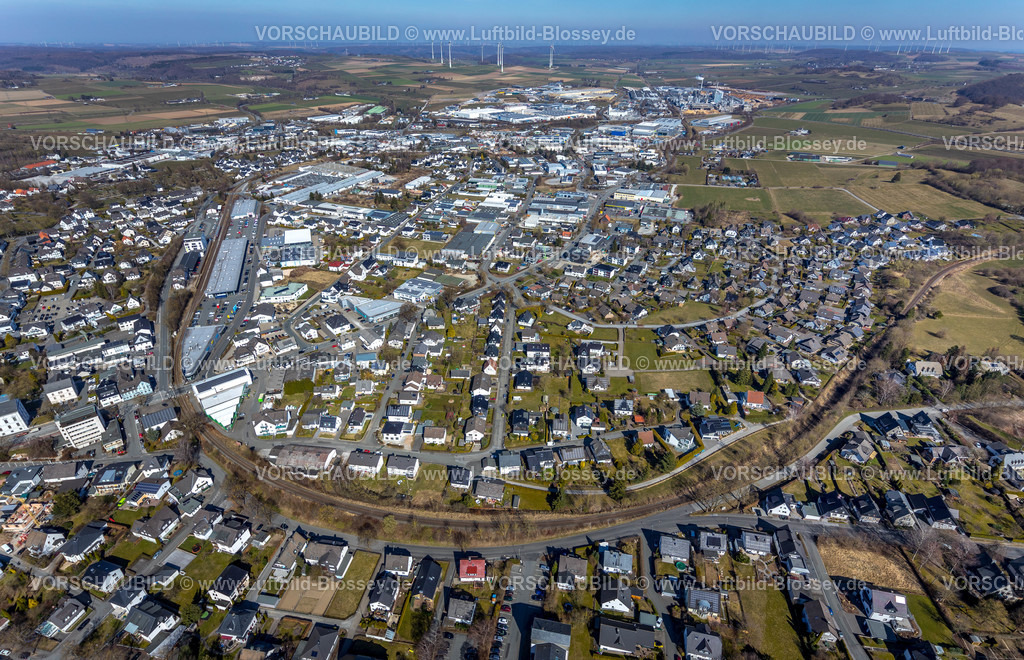 Brilon220303177 | Luftbild, Wohngebiet und Gewerbegebiet zwischen Freiladestraße und Keffelker Straße mit Bahnhof Brilon sowie Gewerbegebiet Hinterm Gallberg, Brilon, Sauerland, Nordrhein-Westfalen, Deutschland