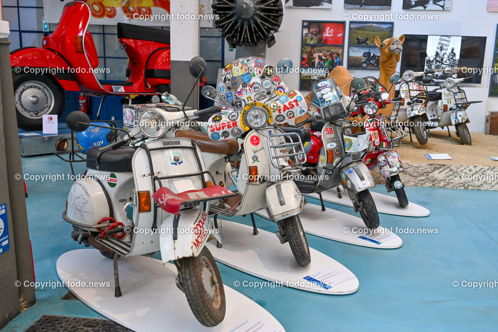 Italien_ Toskana_ Provinz Pisa_ Pontedera_ Vespa_ 29.05.2024-10 | 29.05.2024, Italien, ITA, Toskana, Pontedera im Bild Piaggio, Vespa, Museum

Piaggio ist ein italienischer Fahrzeughersteller mit Sitz in Pontedera. Das Unternehmen produziert verschiedene Mofas und Motorroller, unter anderem die Vespa, das Lastendreirad Ape sowie den Kleintransporter Porter. Zum Konzern gehören auch die Motorradmarken Aprilia, Derbi, Gilera, Laverda und Moto Guzzi. 
Quelle: Wikipedia