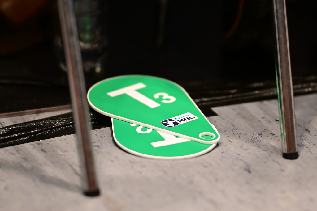 Handball I Herren I Saison 2024-2025 I Bundesliga I 23. Spieltag I HSV Hamburg - MT Melsungen | Symbol, Symbolfoto, Symbolbild, Sinnbild, Bildsymbol, Darstellung, Signum: Timeout, T1, T2, grüne Karte, Team-Timeout, TTO, Auszeit, Pause, Handball, Time-out, Team-Time-out,  - Realisiert mit Pictrs.com