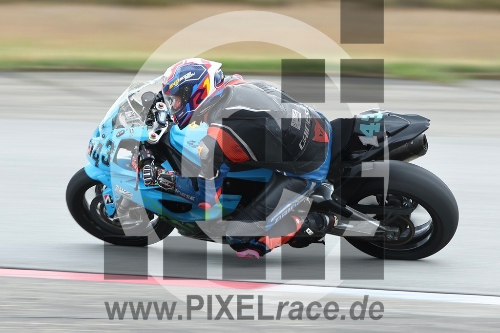 0143-20250608_10542 | Schöne Erinnerungen an spannende Momente - das festzuhalten ist unser Job. PIXELrace.de ist seit 2003 auf den Rennstrecken Europas unterwegs um die Action draußen beim Fahren und die wunderbare Stimmung imm Fahrerlager für euch einzufangen.