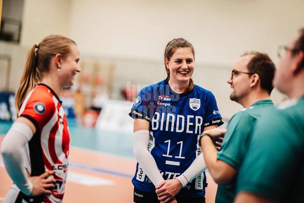 Volleyball | Frauen | Saison 2025/2026 | Volleyball Bundesliga | ETV Hamburger Volksbank Volleys vs. Binder Blaubären TSV Flacht | 06.12.2025 | Münzwurf v.l. Zoe Konjer (#8, ETV Hamburger Volksbank Volleys) und Frauke Neuhaus (#11, Binder Blaubären TSV Flacht)