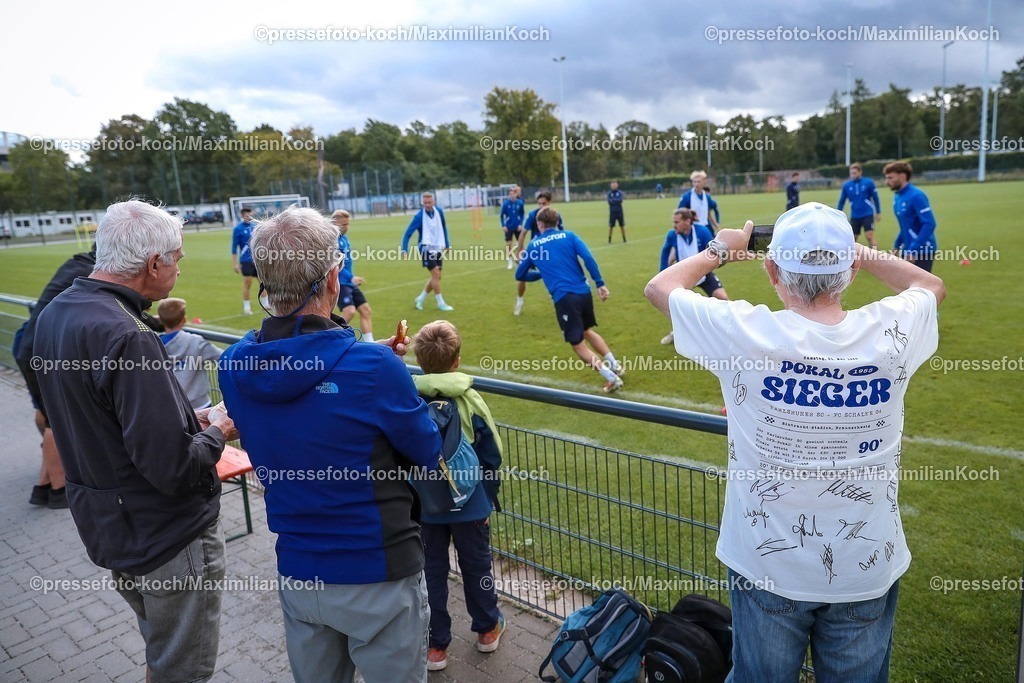 KSC02092502308 | 02.09.2025, Fußball, Training Karlsruher SC, 2. Fußball Bundesliga, Trainingsplatz am BBBank Wildpark Stadion Karlsruhe, Saison 2025 2026: Zuschauer am Spielfeldrand 