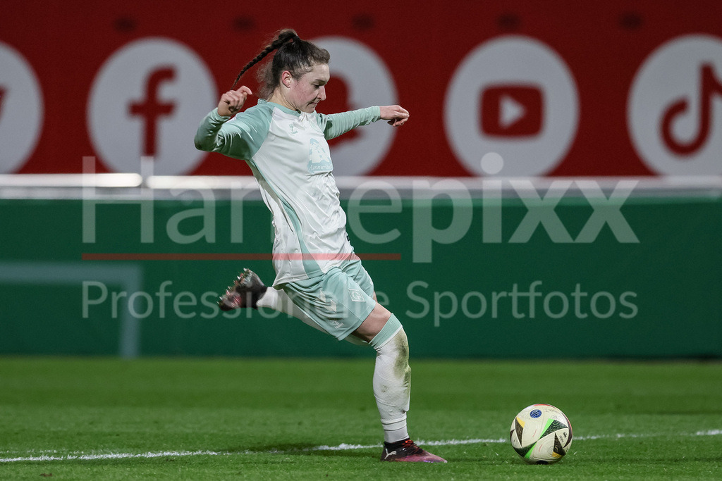 Fussball, DFB-Pokal Frauen, Bayer 04 Leverkusen - SV Werder Bremen | v.li.: Sophie Weidauer (SV Werder Bremen, 9) am Ball, Freisteller, Einzelbild, Ganzkörper, Aktion, Action, Spielszene, DIE DFB-RICHTLINIEN UNTERSAGEN JEGLICHE NUTZUNG VON FOTOS ALS SEQUENZBILDER UND/ODER VIDEOÄHNLICHE FOTOSTRECKEN. DFB REGULATIONS PROHIBIT ANY USE OF PHOTOGRAPHS AS IMAGE SEQUENCES AND/OR QUASI-VIDEO.