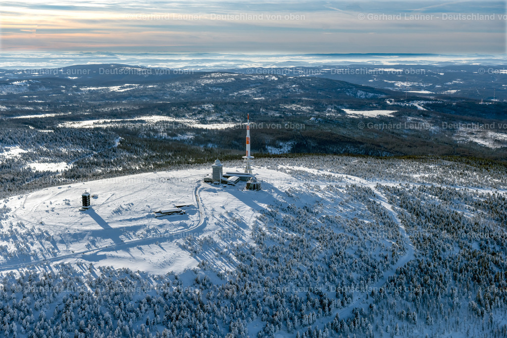 4044890 | SCHIERKE 14.02.2021 Winterlich schneebedeckte Funkturm und Sendeanlage auf der Kuppe des Brocken im  Nationalpark Harz in Schierke im Bundesland Sachsen-Anhalt, Deutschland. Weiterführende Informationen bei: DFMG Deutsche Funkturm GmbH,  Deutscher Wetterdienst DWD. // Wintry snowy radio tower and transmitter on the crest of the mountain range Brocken in Harz in Schierke in the state Saxony-Anhalt, Germany. Further information at: DFMG Deutsche Funkturm GmbH,  Deutscher Wetterdienst DWD. Foto: Gerhard Launer