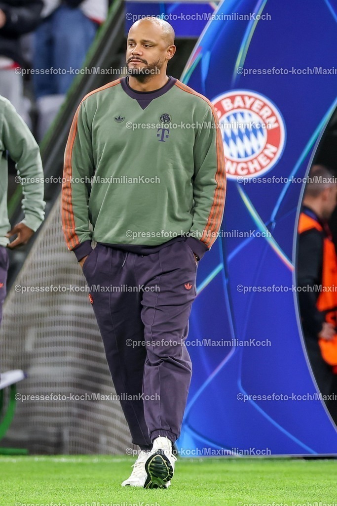 UCL22102501015 | 22.10.2025, Fußball, UEFA Champions League, FC Bayern München - Club Brügge, Allianz Arena, Saison 2025 2026: Cheftrainer Vincent Kompany (FC Bayern Muenchen #hc)  bei der Platzbegehung vor dem Spiel Regulations prohibit any use of photographs as image sequences and or quasi-video.