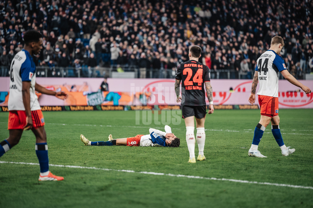 Fußball | Männer | Saison 2025/2026 | 1. Fußball-Bundesliga | 17. Spieltag | Hamburger SV vs. Bayer 04 Leverkusen | 04.03.2026 | Daniel Elfadli (#8, HSV) ärgert sich liegt enttäuscht am Boden