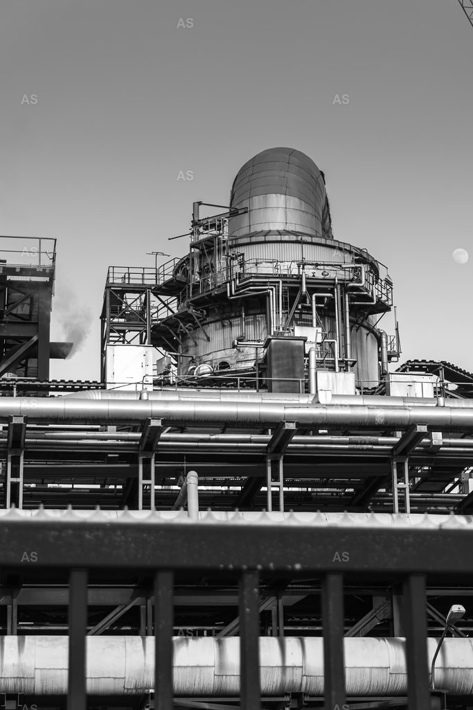 Industrial Echoes | Geometry, steel and silence in monochrome tones. - Realisiert mit Pictrs.com