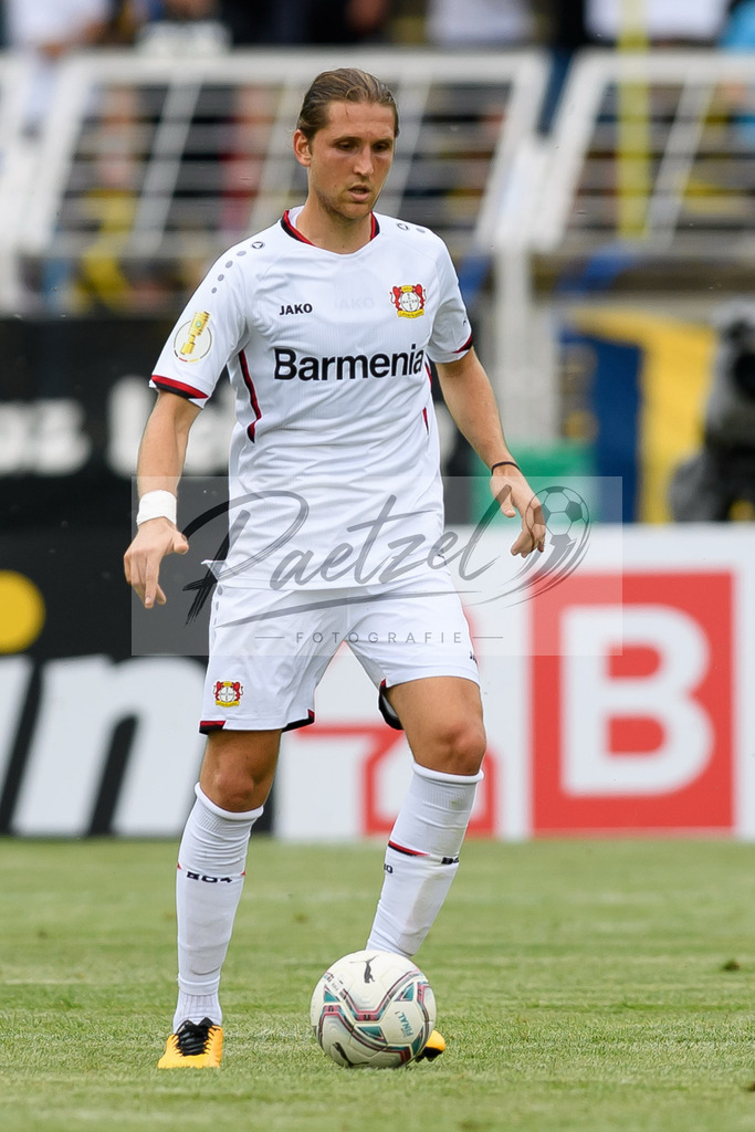 LLELEV20210807_125 | Fussball, Herren: Panagiotis Retsos (Bayer 04 Leverkusen) in Aktion, am Ball, Einzelaktion beim Spiel der 1. Runde im DFB-Pokal zwischen 1. FC Lokomotive Leipzig und Bayer 04 Leverkusen im Bruno-Plache-Stadion am 07.08.2021 in Leipzig, Deutschland.DFB / DFL REGULATIONS PROHIBIT ANY USE OF PHOTOGRAPHS AS IMAGE SEQUENCES AND/OR QUASI-VIDEO. - Realisiert mit Pictrs.com