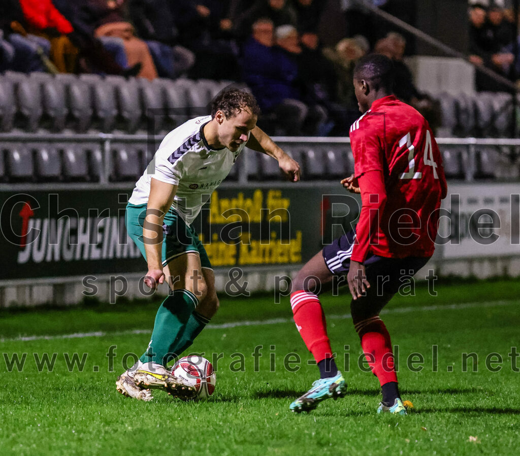 2023-11-17_021_FC_Schwaig_gegen_SpVgg_Feldmoching | Oberding, Deutschland, 17.11.2023:
Fußball, Landesliga Südost 2023 / 2024, 21. Spieltag, FC Schwaig gegen SpVgg Feldmoching, Endergebnis: 1:1

Markus Straßer (FC Schwaig, #11), Nabil Tcha-Zodi (SpVgg Feldmoching, #14)

Foto: Christian Riedel / fotografie-riedel.net