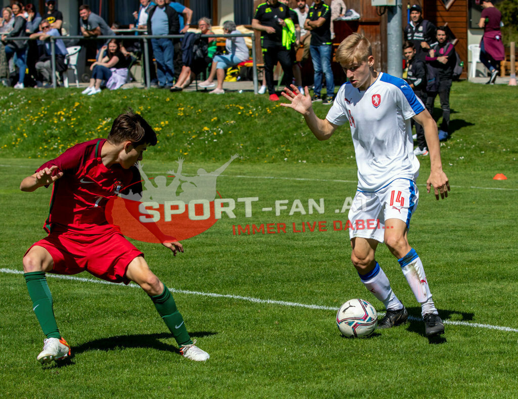 Portugal  U15 -Czech Republic U15 | EDGAR MOTA (Portugal #2) ONDREJ PENXA (Czech Republic #14) ; Portugal  U15 -Czech Republic U15 am 29.04.2022 in Arnoldstein
(Sportplatz), AUSTRIA, (Photo by Ernst Krawagner sport-fan.at) - Realisiert mit Pictrs.com