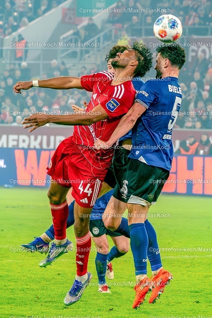 xKKUx16012601048 | 16.01.2026, xkkux, Fußball, Fortuna Düsseldorf - Arminia Bielefeld, 2. Fußball Bundesliga, Merkur Spiel-Arena, Saison 2025 2026: Elias Aboulguie Egouli (Fortuna Düsseldorf #44) im Zweikampf gegen Maximilian Bauer (Arminia Bielefeld #05) Kopfball DFB regulations prohibit any use of photographs as image sequences and or quasi-video.