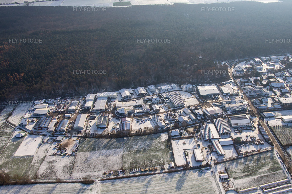 Luftbild: Gewerbegebiet Am Gäxwald im Winter bei Schnee in Herxheim bei Landau im Bundesland Rheinland-Pfalz in Deutschland. Foto: IMG_135512.jpg vom 16.12.2022 durch Werner Riehm/FLY-FOTO.de
