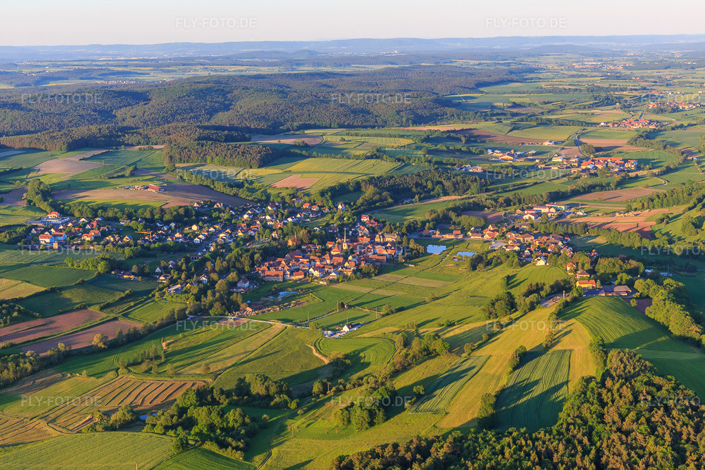 Luftbild: Ortsansicht von Westen in Burgwindheim im Bundesland Bayern in Deutschland. Foto: IMG_100429.jpg vom 27.05.2017 durch Werner Riehm/FLY-FOTO.de
