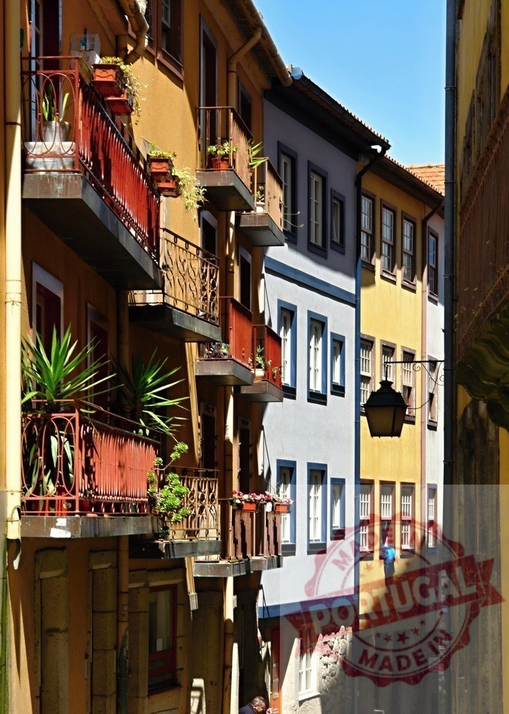 Colorful historic houses lining narrow street in Porto. Porto - Portugal | Colorful old buildings with balconies and traditional arquitectura lining a sunlit alleyway in Porto, Portugal - Realisiert mit Pictrs.com