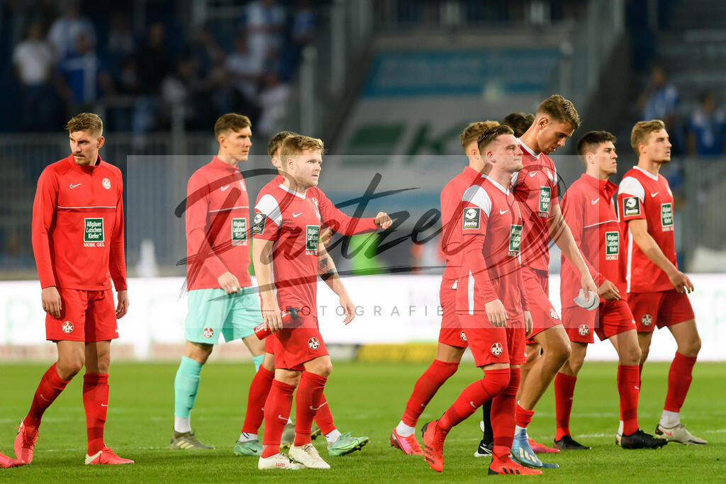 FCMFCK20210904_074 | Fussball, Herren: . Spieler vom 1. FC Kaiserslautern enttaeuscht beim Spiel der 3. Liga zwischen 1. FC Magdeburg und 1. FC Kaiserslautern in der MDCC-Arena am 04.09.2021 in Magdeburg, Deutschland.DFB / DFL REGULATIONS PROHIBIT ANY USE OF PHOTOGRAPHS AS IMAGE SEQUENCES AND/OR QUASI-VIDEO. - Realisiert mit Pictrs.com