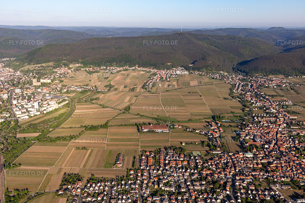 Luftbild: Mettalwerk im Ortsteil Mußbach in Neustadt im Bundesland Rheinland-Pfalz in Deutschland. Foto: IMG_120608.jpg vom 26.04.2020 durch Werner Riehm/FLY-FOTO.de