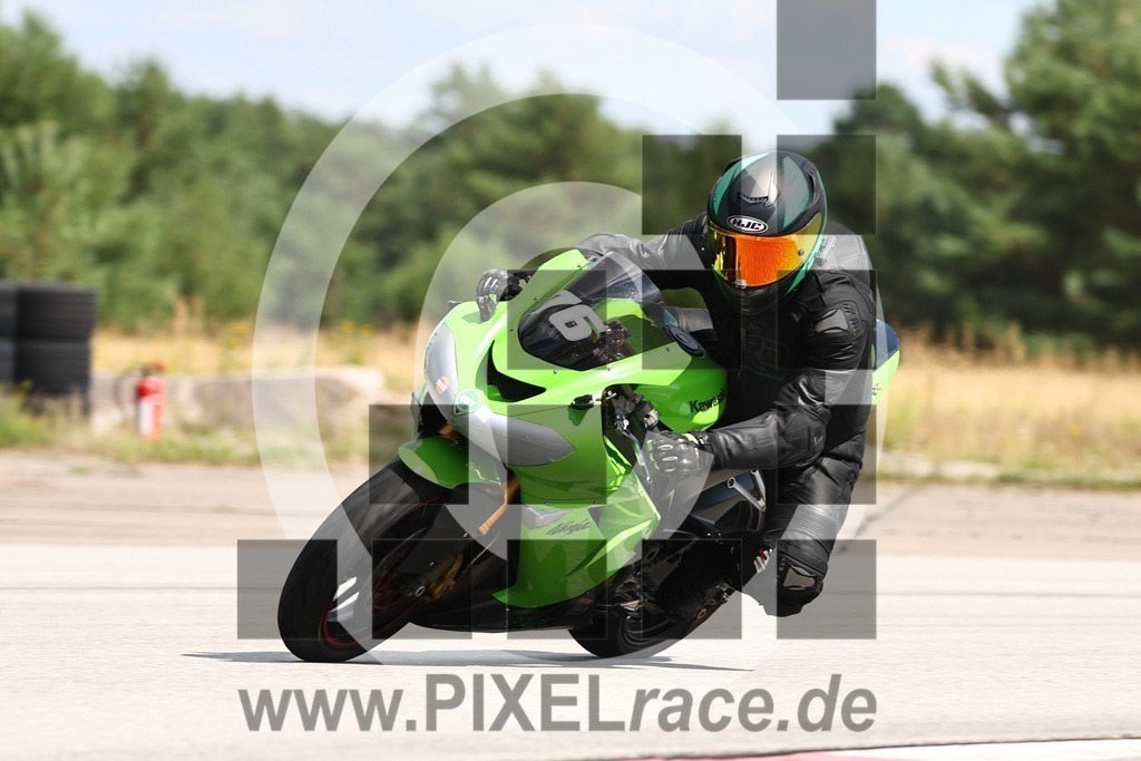 0076-20260808_11607 | Schöne Erinnerungen an spannende Momente - das festzuhalten ist unser Job. PIXELrace.de ist seit 2003 auf den Rennstrecken Europas unterwegs um die Action draußen beim Fahren und die wunderbare Stimmung imm Fahrerlager für euch einzufangen.