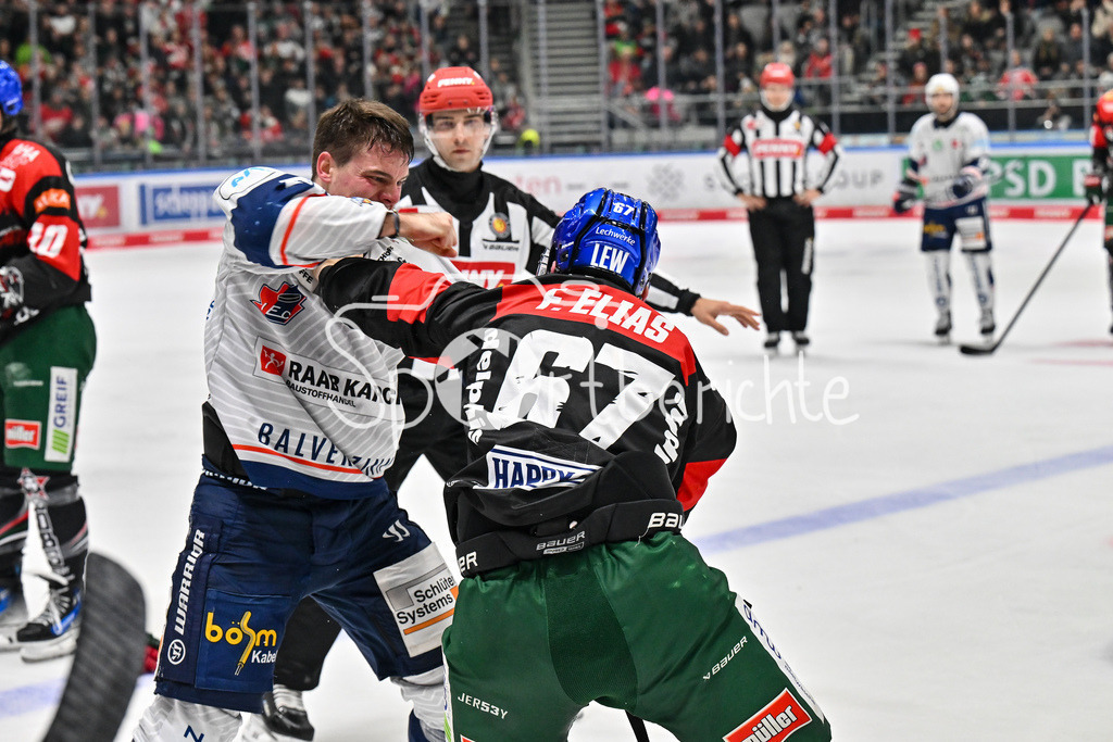 Augsburger Panther - Iserlohn Roosters | Kampf zwischen Johannes HUSS (Iserlohn Roosters 55) und Florian ELIAS (Augsburger Panther #67) / Faustkampf / fliegende Faeuste / Fight / DEL: Augsburger Panther - Iserlohn Roosters, Curt Frenzel Stadion am 17.11.2024