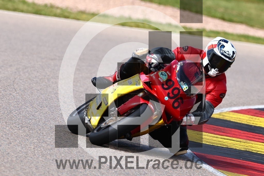 0996-20240819_02051 | Schöne Erinnerungen an spannende Momente - das festzuhalten ist unser Job. PIXELrace.de ist seit 2003 auf den Rennstrecken Europas unterwegs um die Action draußen beim Fahren und die wunderbare Stimmung imm Fahrerlager für euch einzufangen.