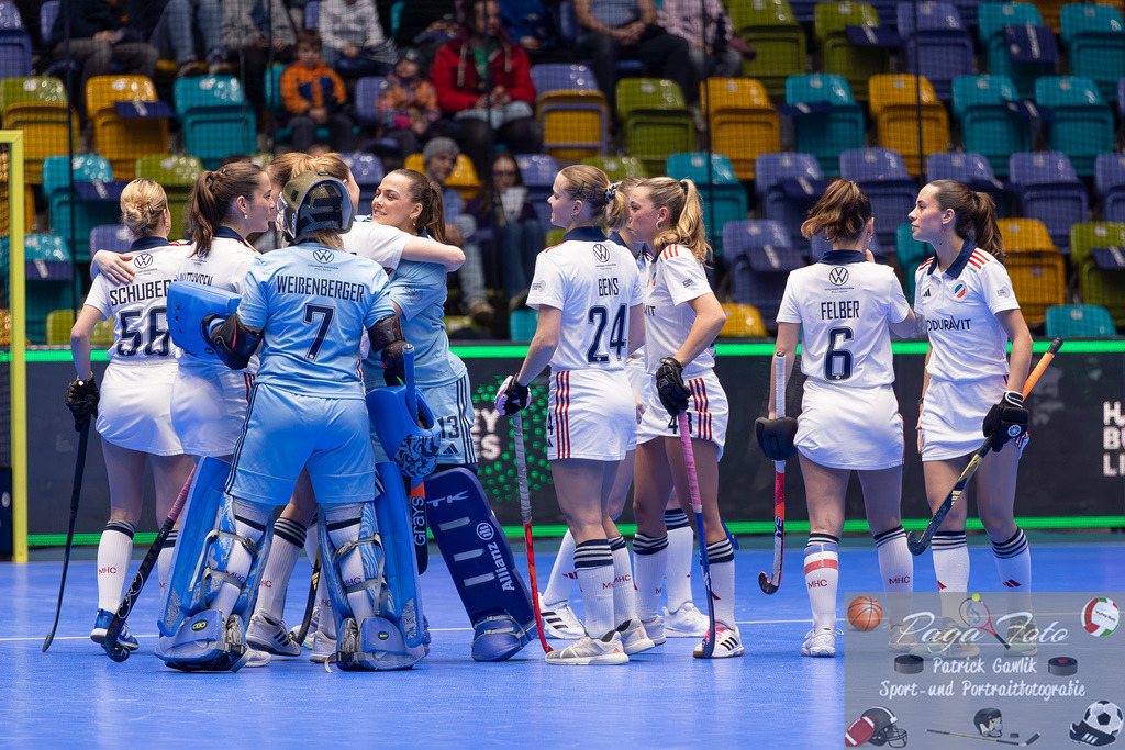 Volvo E.R.B. Final 4 Halbfinale Frauen: Mannheimer HC - Düsseldorfer HC, 25.01.2025 | ^Leonie Weissenberger / Weißenberger (Mannheimer HC #7) & Chiara Vischer (Mannheimer HC #13) & Linda Bens (Mannheimer HC #24) & Fiona Felber (Mannheimer HC #6) & Laura Schubert (Mannheimer HC #56) & Charlotte Hendrix (Mannheimer HC #48), Mannheimer HC - Düsseldorfer HC, Frankfurt, Süwag Arena, 25.1.2025 - Realisiert mit Pictrs.com