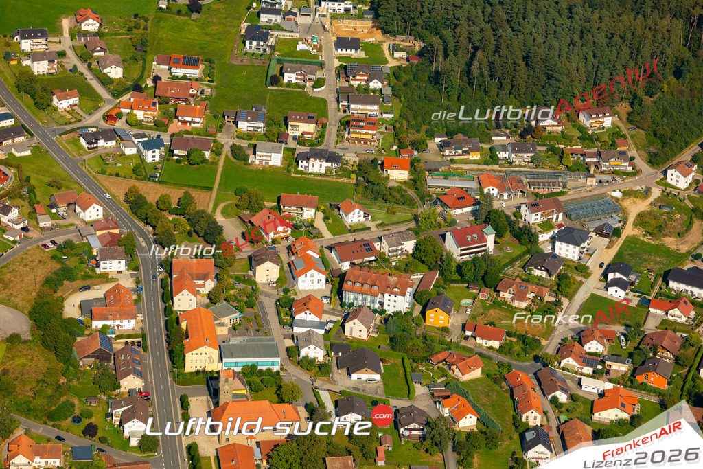 Das Luftbild zeigt : Windischbergerdorf Cham - Die Luftaufnahme wurde 2024 vom UL-Flugzeug aus erstellt ( keine Drohne ) - Hochauflösende Luftaufnahme - Für grossformatige Ausdrucke geeignet. Die Geschenkidee !Mit Lizenz und Bildrechte bestellbar