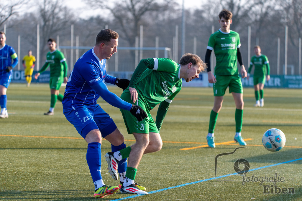 FC Rastede-Hansa Friesoythe | FC Rastede (blau)-Hansa Friesoythe (grün) am 09.02.2025 in Rastede (Sportanlage Kötterswegs), Photo: Philip Eiben 2025 - Realisiert mit Pictrs.com