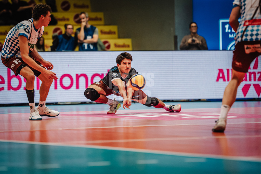 Volleyball | Herren | Saison 2025/2026 | Volleyball Ligacup | VfB Friedrichshafen vs. WWK Volleys Herrsching | 12.10.2024 | Denis Kaliberda (#6, WWK Volleys Herrsching) nimmt den Ball an