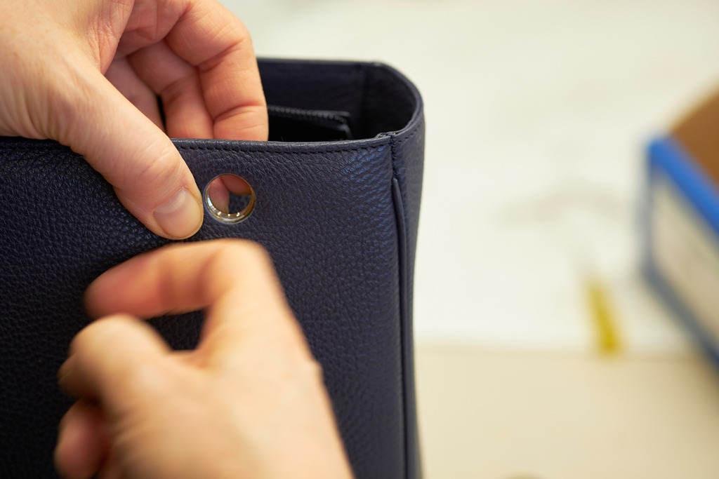 Albert Pattermann Wien | WIen, Austria - February 28, 2020; Albert Pattermann Wien; Ösenmontage an der Handtasche. - Realisiert mit Pictrs.com