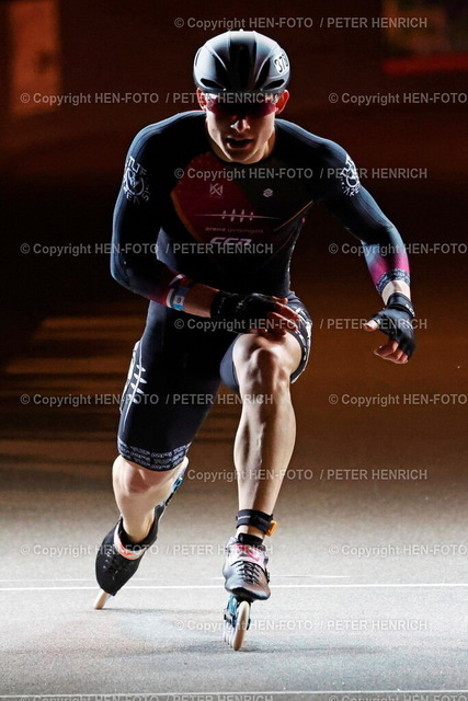 20240426-8766-speedskating-kriterium-HEN-FOTO | 26.04.2024 46. Internationales Speedskating Kriterium mit drittem Lauf zum Speedskating-Europacup und 22. Internationalem Sprint Cup hier 300m Sprint Finale Seniors Men 114 YVAN SIVILIER (Team Arena Geisingen FRA) Symbolfoto im Ziel (Foto: Peter Henrich) - Realisiert mit Pictrs.com