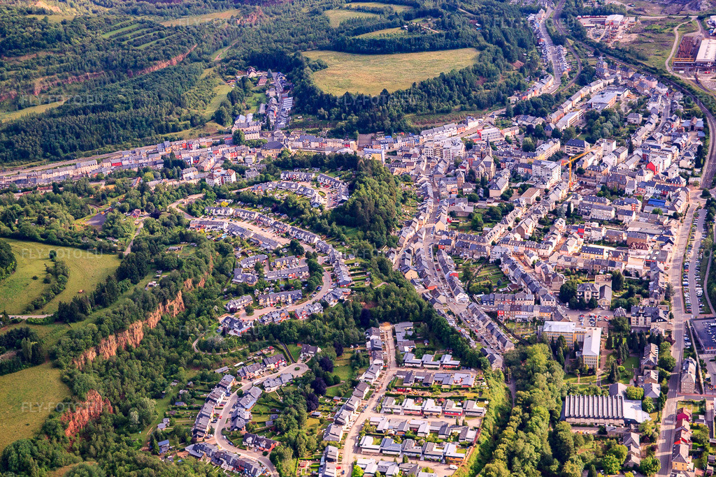 Vue aérienne: Cité Kiirchbierg et rue Haute à Rümelingen dans le département Esch an der Alzette, Luxembourg – .Photo: IMG_50564.jpg prise le 23/06/2012 par Werner Riehm/FLY-FOTO.eu – Résolution de l'original: 4752 x 3168 px