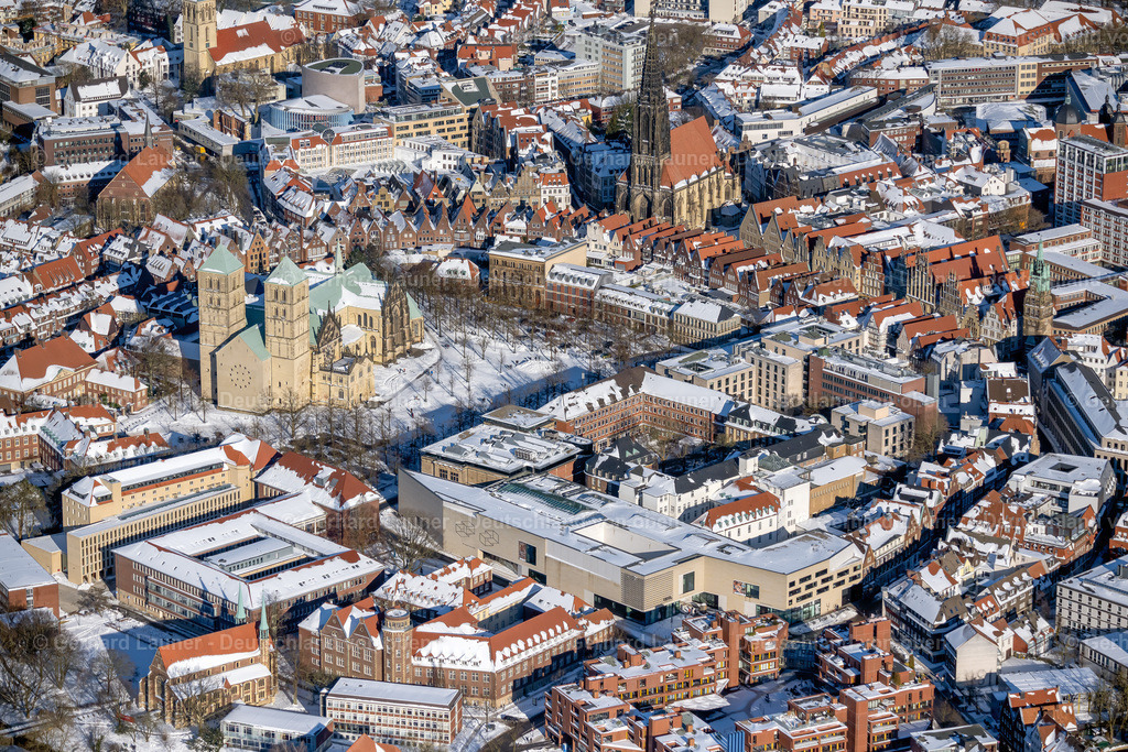 4043960 | MüNSTER 13.02.2021 Winterlich schneebedeckte Altstadtbereich und Innenstadtzentrum in Münster im Bundesland Nordrhein-Westfalen, Deutschland. Weiterführende Informationen bei: Stadt Münster,  Stadtwerke Münster GmbH. // Wintry snowy old Town area and city center in Muenster in the state North Rhine-Westphalia, Germany. Further information at: Stadt Muenster,  Stadtwerke Muenster GmbH. Foto: Gerhard Launer