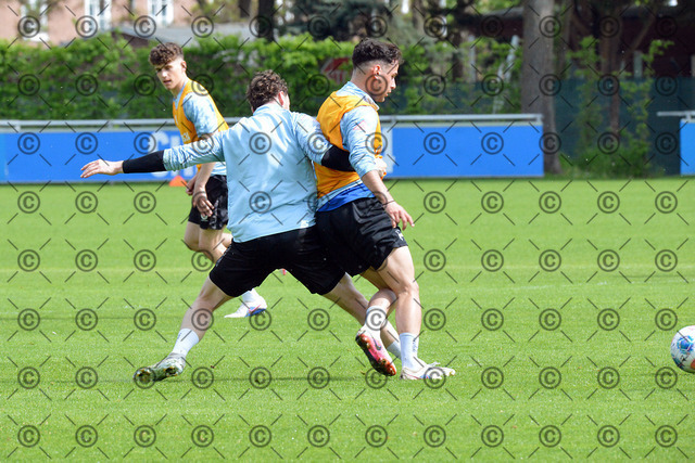 RGE_9447b | Hertha BSC, 2.Bundesliga, Herren, Training, Saison 2025/26, von li. Pascal Klemens, Elias Aslanidis ( Hertha BSC ),  Montag 04.05. 2026,   Fotograf:   Ralf Gebhardt - Realisiert mit Pictrs.com