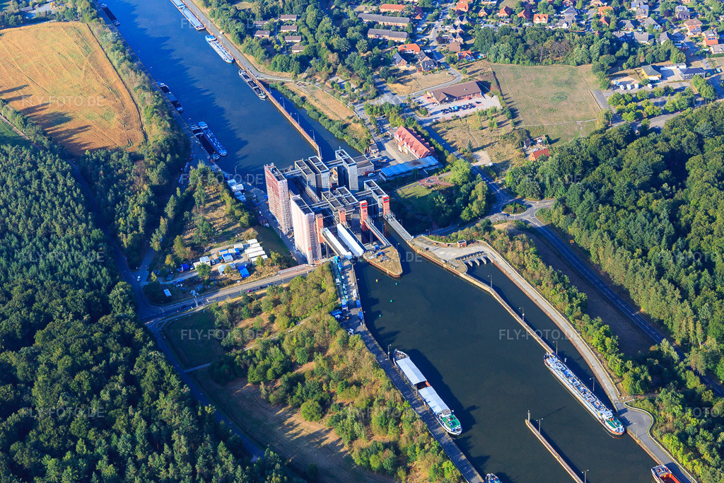 Luftbild: Schiffshebewerk und Schleusenanlagen am Ufer der Wasserstraße des Elbeseitenkanals in Scharnebeck im Bundesland Niedersachsen in Deutschland. Foto: IMG_110435.jpg vom 21.08.2018 durch Werner Riehm/FLY-FOTO.de
