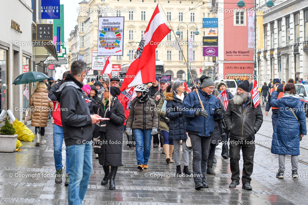Demonstration zum Thema Gas- und Strompreise runter_ Linz_ 11.01.2023-13 | 11.01.2023, Linz, AUT, Demonstration zum Thema Gas- und Strompreise runter, Linz, im Bild Demonstrationsteilnehmer, Demomarsch