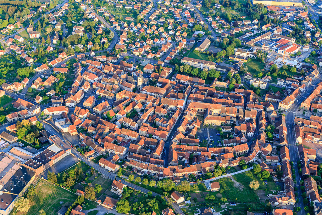Aerial view: Historic town center from the northwest in Sarre-Union in the state Bas-Rhin, France. – Photo: IMG_107415.jpg taken on 05/19/2018 by Werner Riehm/FLY-FOTO.com – Resolution of the original: 5472 x 3648 px