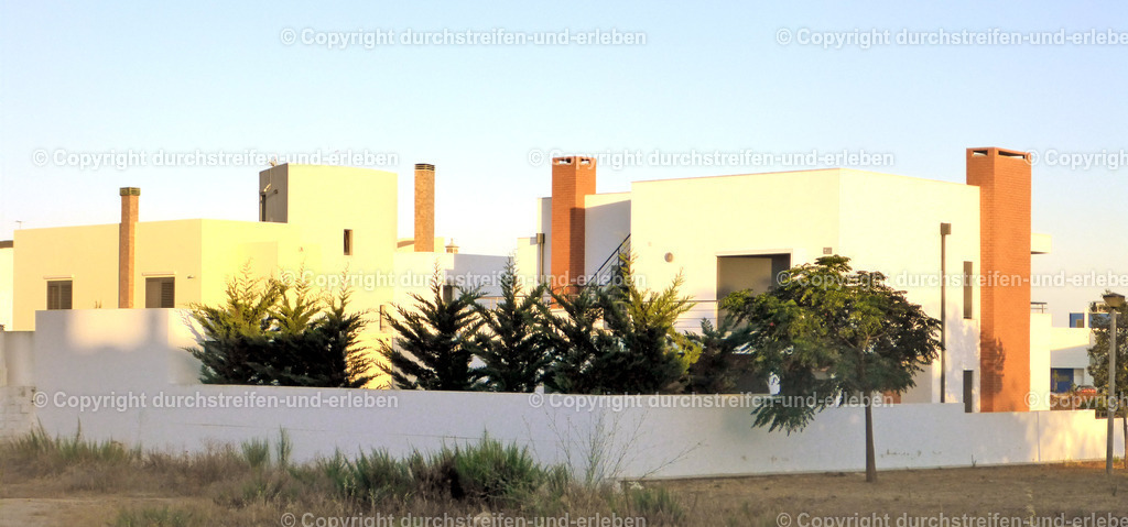 Moderner Kubismus am Stadtrand von Olhão, Algarve | Moderner Kubismus am Stadtrand von Olhão ahmt die Architektur in der Altstadt nach. - Realisiert mit Pictrs.com