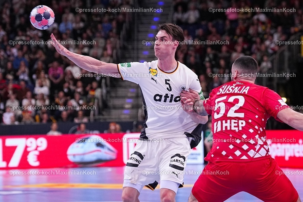 xYDRx11012601016a | 11.01.2026, xydrx, Handball, Herren Länderspiel, Deutschland - Kroatien, ZAG Arena: Miro Schluroff (GER #5) im Zweikampf gegen Leon Susnja (CRO #52)