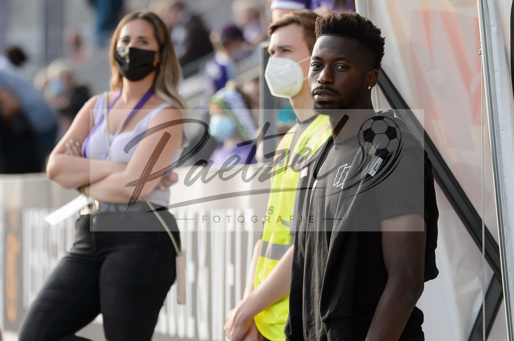 OSNVKO2021090620210906_243 | Fussball, Herren: Omar Traore (VfL Osnabrueck) schaut beim Spiel der 3. Liga zwischen VfL Osnabrueck und FC Viktoria Koeln im Stadion an der Bremer Bruecke am 06.09.2021 in Osnabrueck, Deutschland.DFB / DFL REGULATIONS PROHIBIT ANY USE OF PHOTOGRAPHS AS IMAGE SEQUENCES AND/OR QUASI-VIDEO. - Realisiert mit Pictrs.com