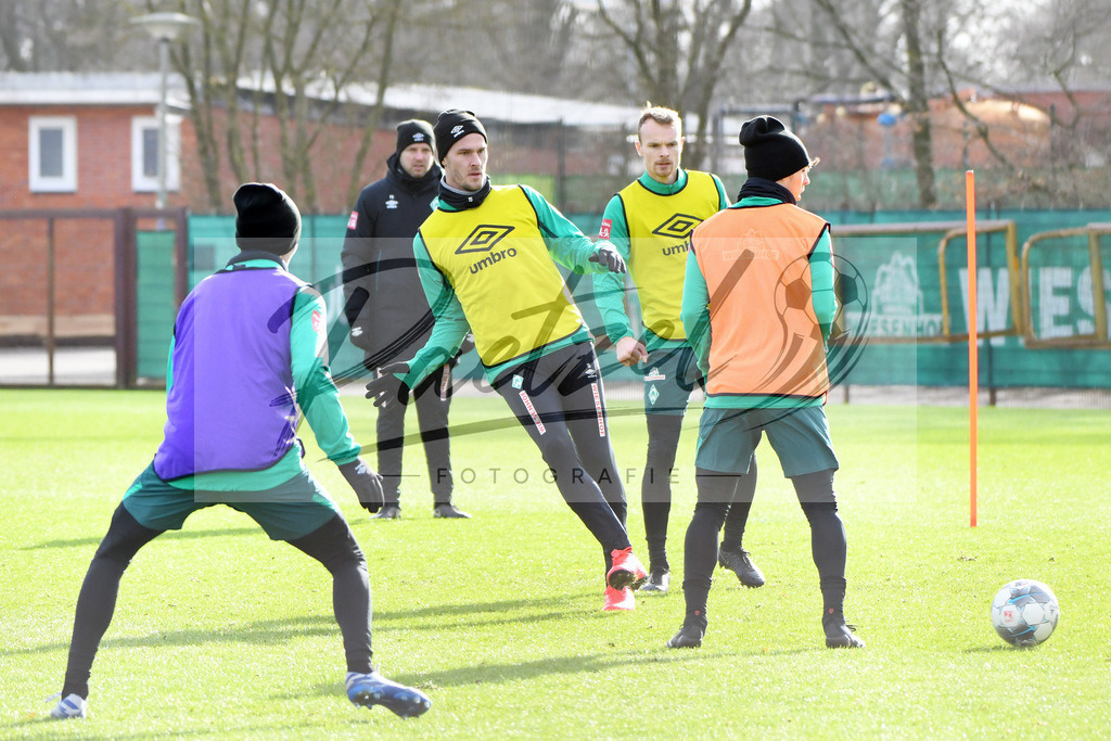 20200212_TRASVW_0077 | Fussball, Herren: Sebastian Langkamp (Werder Bremen) in Aktion, am Ball, Einzelaktion waehrend der Trainingseinheit des SV Werder Bremen auf dem wohninvest Weserstadion Trainingsplatz am 12.02.2020 in Bremen, Deutschland. - Realisiert mit Pictrs.com