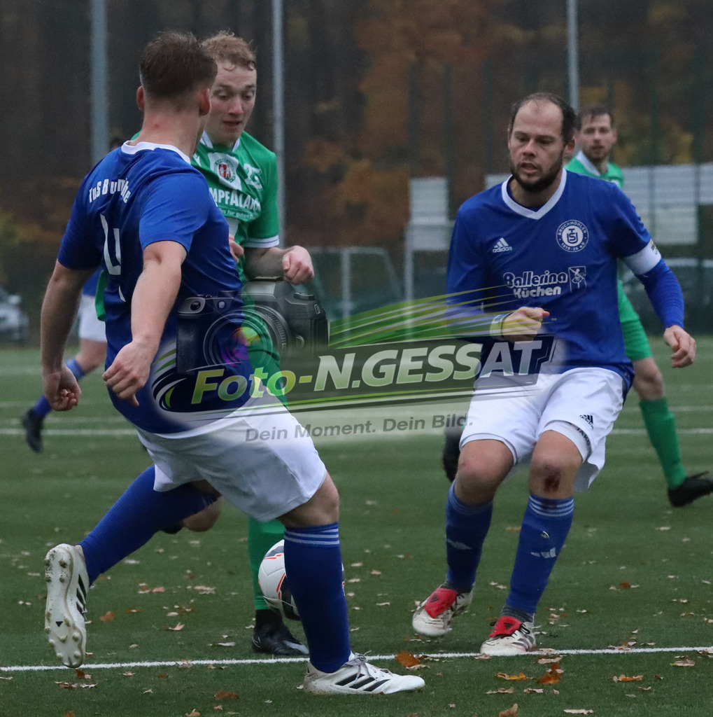 TuS Bruchmühlen II - Bünder SV | Auf dem Bild zu sehen: blau TuS Bruchmühlen v.l.: Luca Schnitker, Nico Hagemann ; grün Bünder SV: Florian FinkeTuS Bruchmühlen II, Bünder SV, Saison 25/26, Kreisliga A, Bruchmühlen, Deutschland - Realisiert mit Pictrs.com
