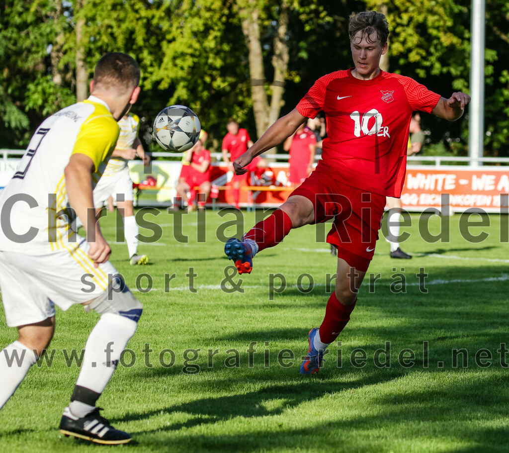 2023-08-18_119_SpVgg_Eichenkofen_gegen_FC_Langenpreising | Erding, Deutschland, 18.08.2023:
Fußball, A-Klasse 2023 / 2024, 3. Spieltag, SpVgg Eichenkofen gegen FC Langenpreising, Endergebnis: 0:2

Martin Maier (SpVgg Langenpreising, #3), Lorenz Daimer (SpVgg Eichenkofen, #11)

Foto: Christian Riedel / fotografie-riedel.net