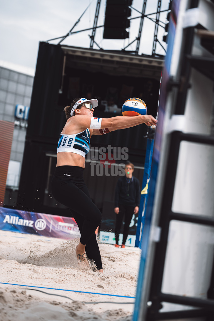 Beachvolleyball | Frauen | German Beach Tour 2024 | Tourstop Bremen | 07.06.2024 | Katharina 'Kathi' Schützenhöfer (AUT) spielt den Ball