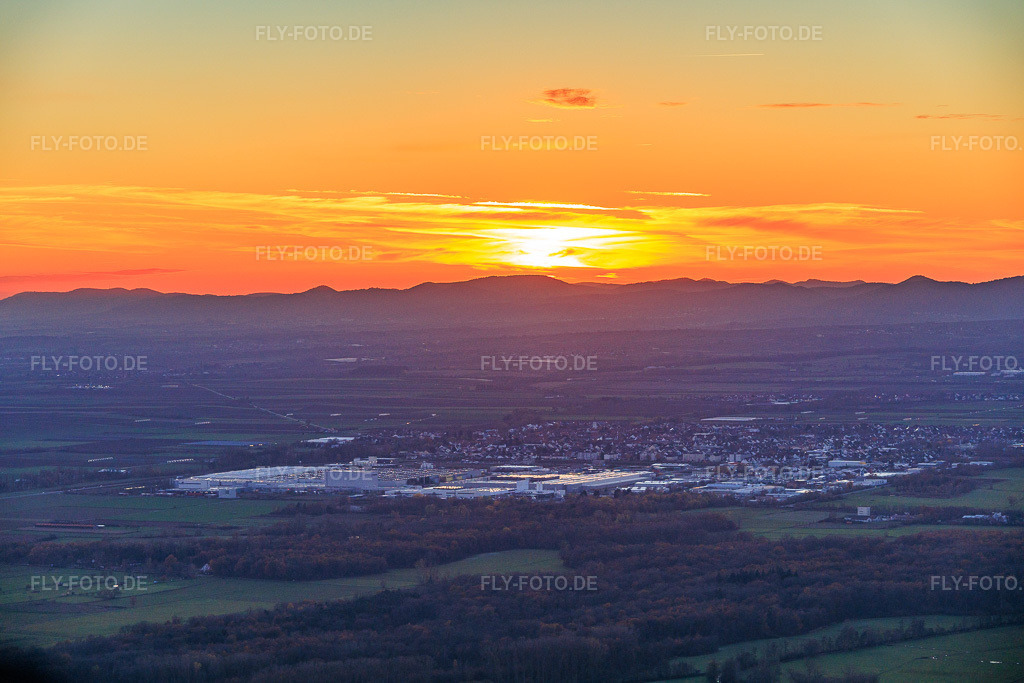Luftbild: Industriegebiet Landau OST im Abendlicht in Landau in der Pfalz im Bundesland Rheinland-Pfalz in Deutschland. Foto: IMG_151458.jpg vom 18.11.2025 durch Werner Riehm/FLY-FOTO.de