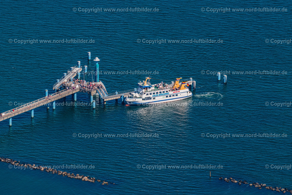 Sellin_Adler_Schiff_MS_Mönchsgut_ELS_5103100822 | OSTSEEBAD SELLIN 10.08.2022 Laufflächen und Konstruktion und Tauchgondel der Seebrücke über der Wasseroberfläche der Ostsee in Ostseebad Sellin auf der Insel Rügen im Bundesland Mecklenburg-Vorpommern, Deutschland. Weiterführende Informationen bei: Adler-Schiffe GmbH & Co. KG,  Seebrücke Sellin. // Running surfaces and construction of the pier over the water surface . in Ostseebad Sellin on the island of Ruegen in the state Mecklenburg - Western Pomerania, Germany. Further information at: Adler-Schiffe GmbH & Co. KG,  Seebruecke Sellin. Foto: Martin Elsen