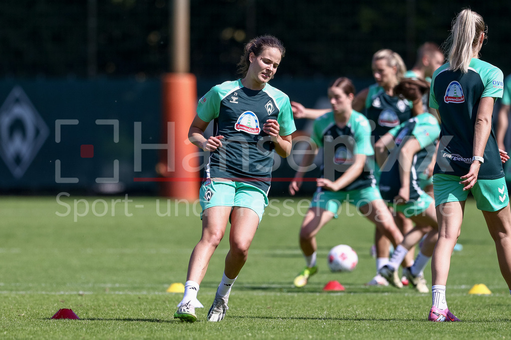 Fussball, Google Pixel Frauen-Bundesliga, Training SV Werder Bremen | Hanna Nemeth (SV Werder Bremen, 23) bei einer Trainingsübung