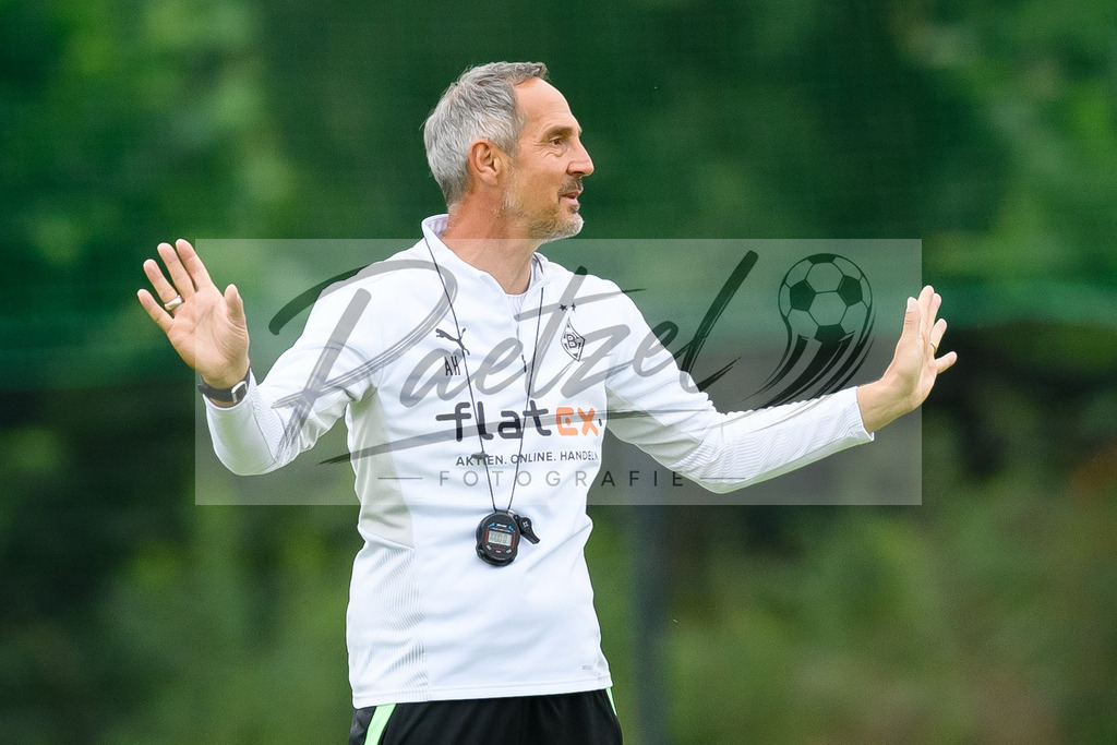 TRABMG20210719_122 | Fussball, Herren: Trainer Adi Huetter (Borussia Moenchengladbach) gestikuliert beim Training von Borussia Moenchengladbach waehrend des Trainingslagers auf dem Trainingsplatz am Hotel Klosterpforte am 19.07.2021 in Harsewinkel, Deutschland. - Realisiert mit Pictrs.com