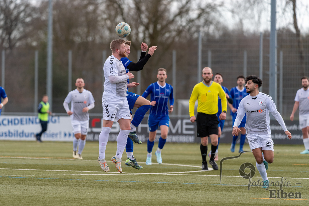 FC Rastede-SV Brake | Herren Bezirks-Testspiel; FC Rastede (blau)-SV Brake (weiß) am 02.03.2025 in Rastede (Sportanlage Kötterswegs), Photo: Philip Eiben 2025 - Realisiert mit Pictrs.com